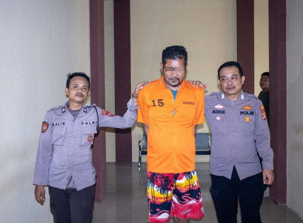 Dukun gadungan asal Pringsewu, Asep Maulana jalani pemeriksaan dihadapan personel Polres Pringsewu. (DOK. Polsek Pringsewu).