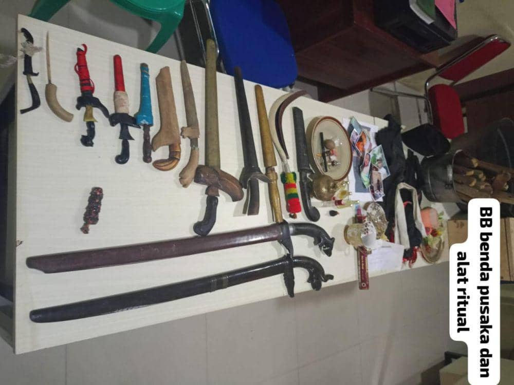 Dukun gadungan asal Pringsewu, Asep Maulana jalani pemeriksaan dihadapan personel Polres Pringsewu. (DOK. Polsek Pringsewu).