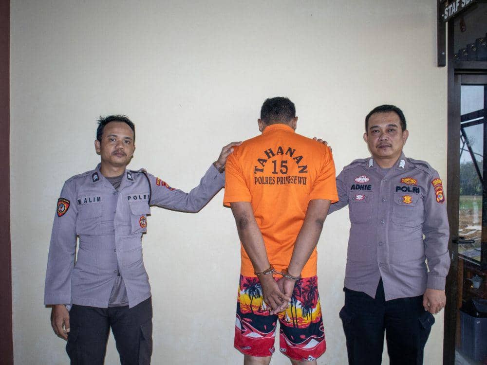 Dukun gadungan asal Pringsewu, Asep Maulana jalani pemeriksaan dihadapan personel Polres Pringsewu. (DOK. Polsek Pringsewu).