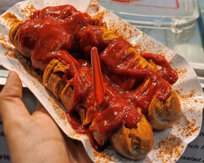 5 Tempat Makan Currywurst Paling Enak di Berlin, Cobain Yuk!