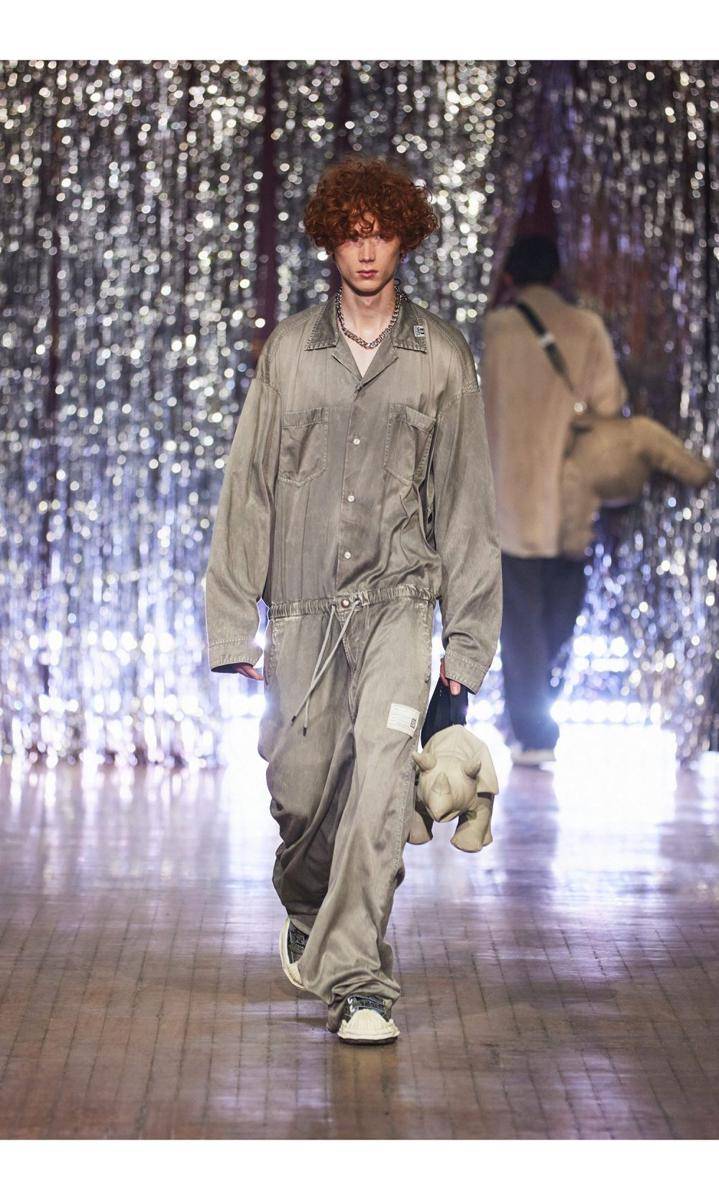 Mihara Yasuhiro S/S '25 di Paris Fashion Week Menswear 2024 (dok. Mihara Yasuhiro)