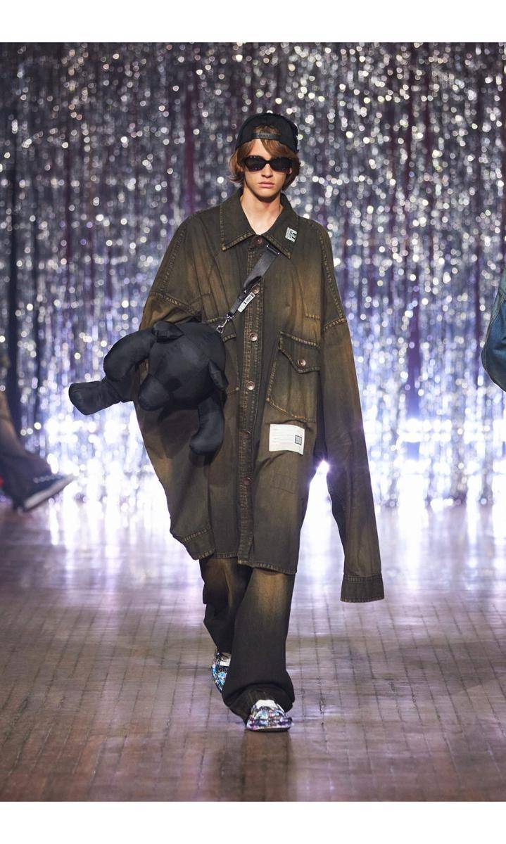 Mihara Yasuhiro S/S '25 di Paris Fashion Week Menswear 2024 (dok. Mihara Yasuhiro)