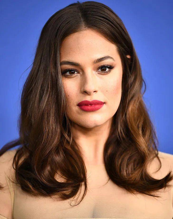 Rambut oval layer sebahu. (purewow.com)