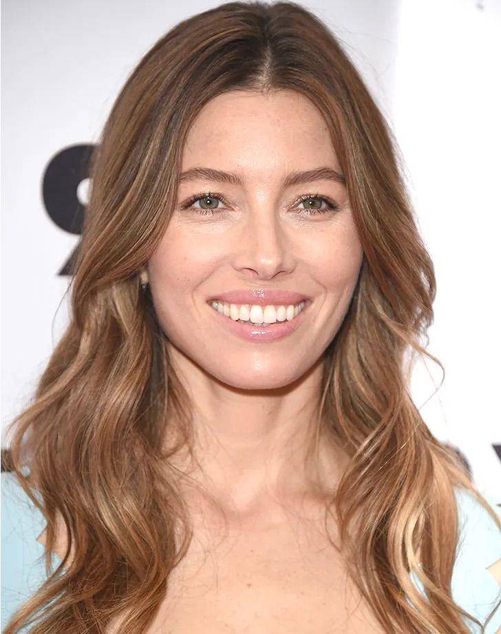 Rambut oval layer sebahu. (purewow.com)