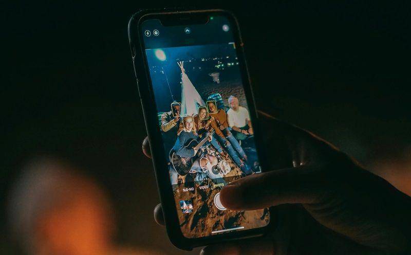 ilustrasi merekam melalui kamera iPhone (pexels.com/Kindel Media)