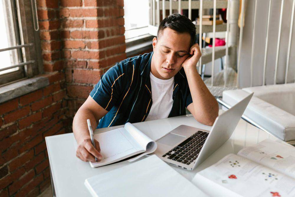 ilustrasi mahasiswa merasa jenuh (pexels.com/RDNE Stock project)