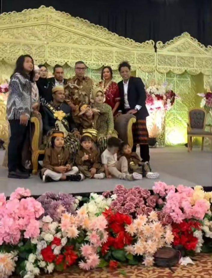Potret Arie Kriting dan Indah di nikahan Mamat (Tiktok.com/acakaja)