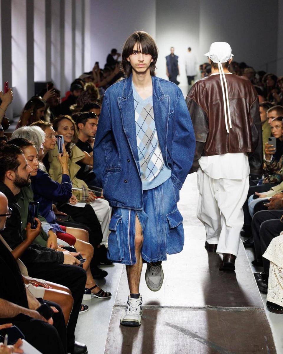 Hed Mayner S/S '25 di Paris Fashion Week Menswear 2024 (instagram.com/collective_parade)