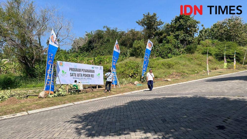 Para pengembang perumahan yang tergabung sebagai anggota REI melakukan penanaman pohon di di Perum Bukit Elang Residence, Selasa (25/6/2024). (IDN Times/Anggun Puspitoningrum)