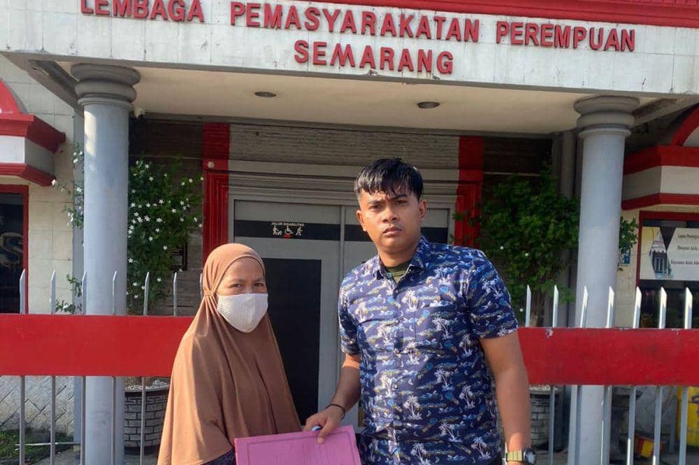 Buronan Martiningrum Widiastuti saat dieksekusi ke LP Perempuan Semarang oleh tim Kejari Kendal. (Dok. Kejati Jateng)