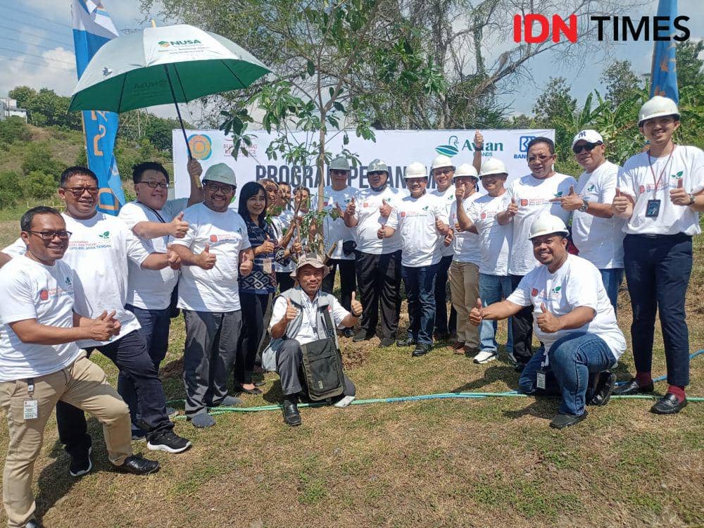 Para pengembang perumahan yang tergabung sebagai anggota REI melakukan penanaman pohon di di Perum Bukit Elang Residence, Selasa (25/6/2024). (IDN Times/Anggun Puspitoningrum)