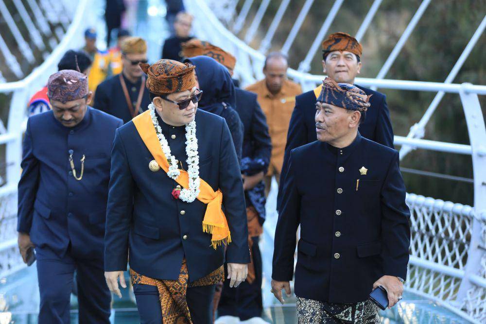 Penjabat (Pj) Gubernur Jawa Timur Adhy Karyono dikukuhkan sebagai Warga Kehormatan Masyarakat Suku Tengger pada Resepsi Yadnya Kasada 1946 Saka di Amphitheater Terminal Wisata Seruni Point, Desa Ngadisari, Kecamatan Sukapura, Kabupaten Probolinggo, Jumat (21/6). (dok. Pemprov Jatim)