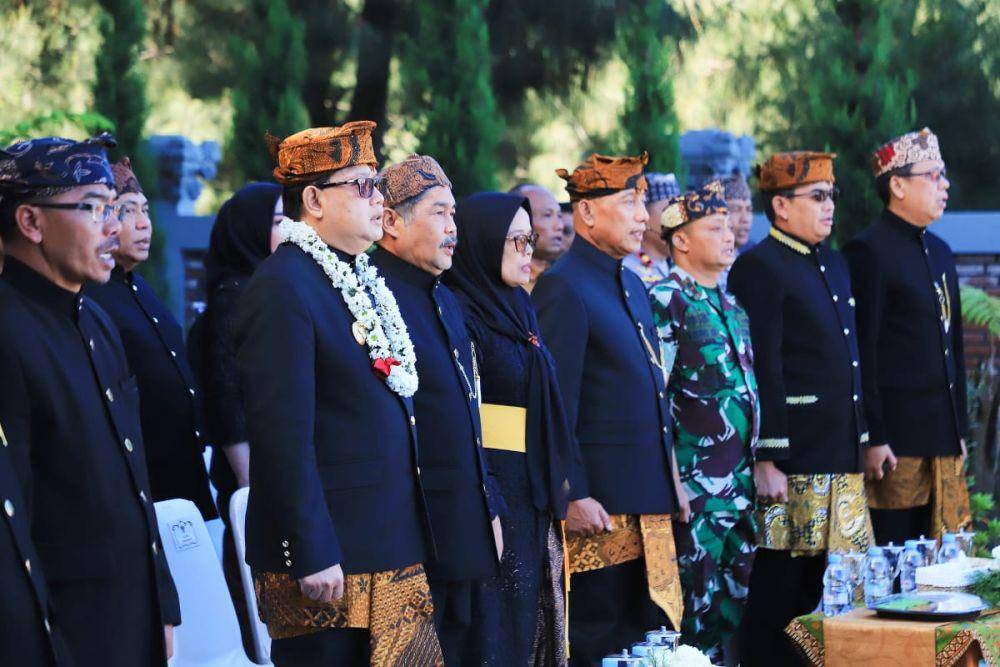 Penjabat (Pj) Gubernur Jawa Timur Adhy Karyono dikukuhkan sebagai Warga Kehormatan Masyarakat Suku Tengger pada Resepsi Yadnya Kasada 1946 Saka di Amphitheater Terminal Wisata Seruni Point, Desa Ngadisari, Kecamatan Sukapura, Kabupaten Probolinggo, Jumat (21/6). (dok. Pemprov Jatim)