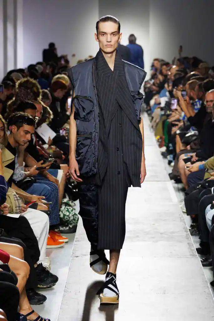 Hed Mayner S/S '25 di Paris Fashion Week Menswear 2024 (instagram.com/collective_parade)