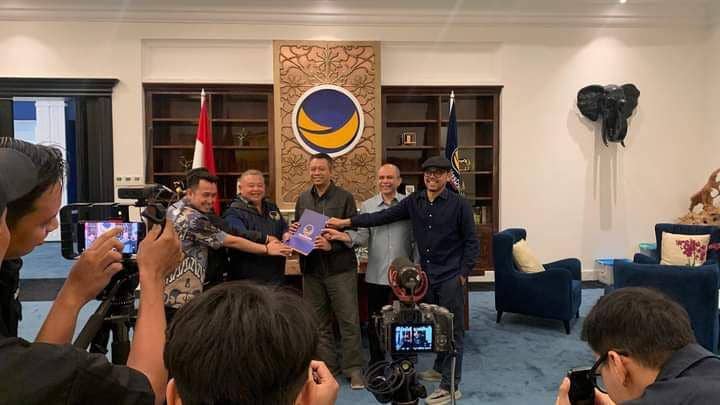 Eks Gubernur NTB Zulkieflimansyah saat menerima surat rekomendasi sebagai calon gubernur NTB dari DPP Nasdem di Jakarta, Rabu (26/6/2024). (facebook.com/Bang Zul Zulkieflimansyah)