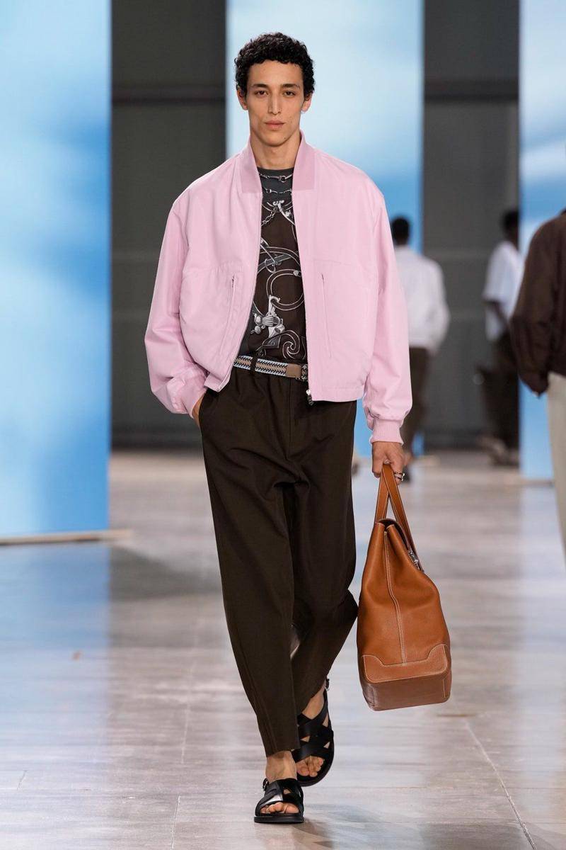Hermès S/S '25 di Paris Fashion Week Menswear 2024 (instagram.com/runwaymenn)