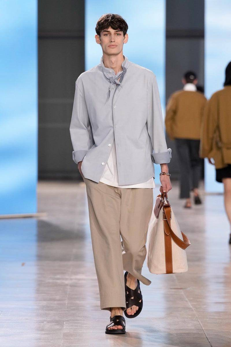 Hermès S/S '25 di Paris Fashion Week Menswear 2024 (instagram.com/runwaymenn)