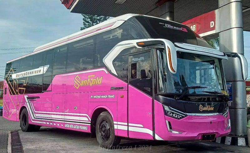 potret bus double decker Sant Gold (instagram.com/voxy.1tr)