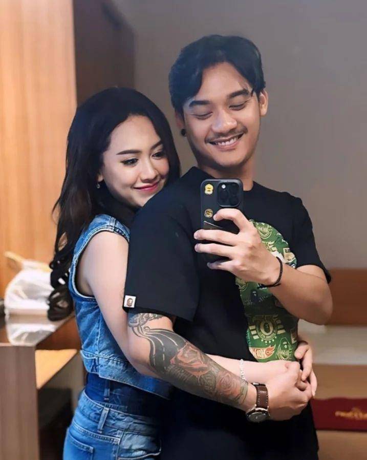 Happy Asmara dan Gilga Sahid. (Instagram.com/rosaliaaa16)
