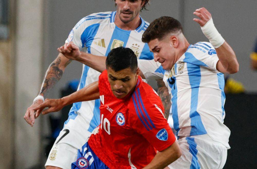 Alexis Sanchez (merah) beradi dengan pemain Argentina di Copa America 2024. (x.com/CopaAmerica)