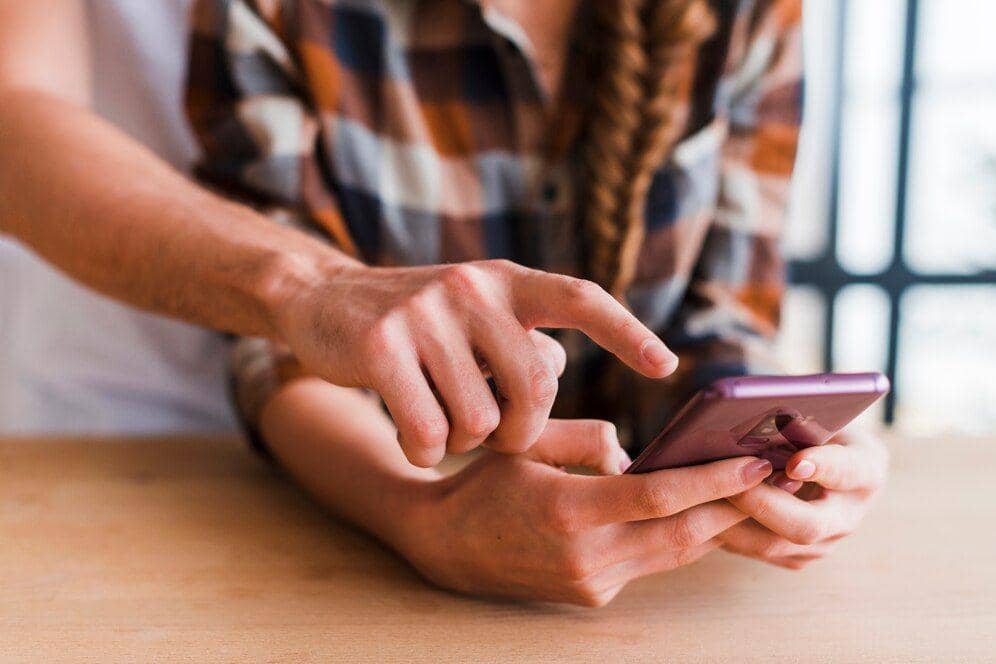Ilustrasi pasangan bermain handphone (freepik.com)