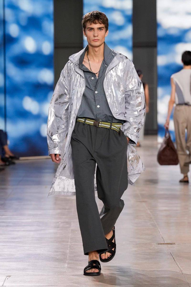 Hermès S/S '25 di Paris Fashion Week Menswear 2024 (instagram.com/runwaymenn)