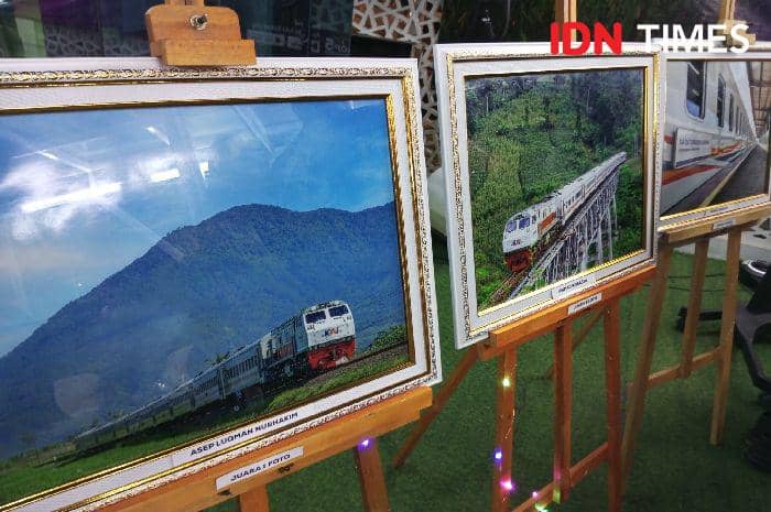 Tiga buah karya foto tentang KA Baturraden ekspress yang dipamerkan, Selasa (25/6/2024).(IDN Times/Cokie Sutrisno)