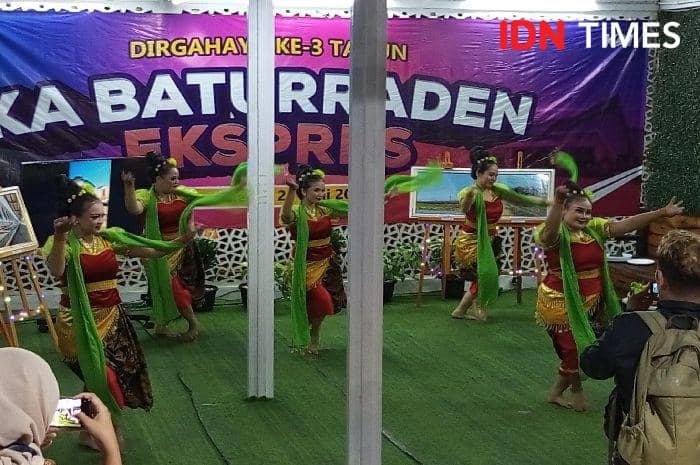 Vice president KAI Daop 5 Purwokerto sebut sajian tari Lengger sebagai kepedulian nguri uri budaya banyumasan, Selasa (25/6/2024).(IDN Times/Cokie Sutrisno)