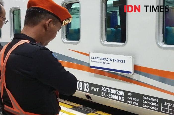 Dari nama dongeng kisah cinta tak direstui,Kereta api baturraden ekspress yang akan berangkat menuju tujuan akhir Bandung, Selasa (25/6/2024).(IDN Times/Cokie Sutrisno)