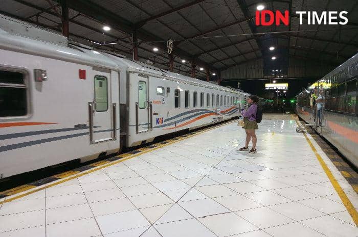 Salah satu calon penumpang saat menatap KA baturraden ekspress, Selasa (25/6/2024).(IDN Times/Cokie Sutrisno)