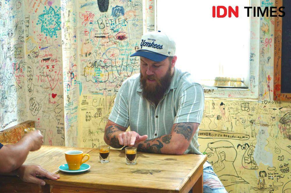 Chef Brent Draper menikmati kopi lokal, Pasar Modern BSD City, Tangerang Selatan (IDN Times/Alya Dwi Achyarini)