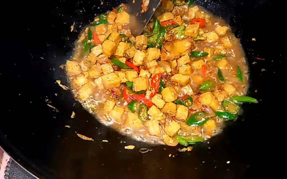 ilustrasi memasak tumis gembus cabe kecap (youtube.com/Mama Shantika Channel)