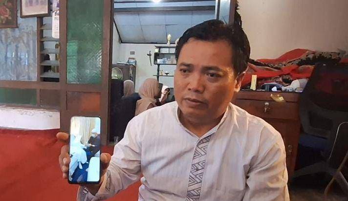 Anak alamarhum Aris Dwi Susanto saat menunjukkan foto ibunya. IDN Times/ Riyanto.