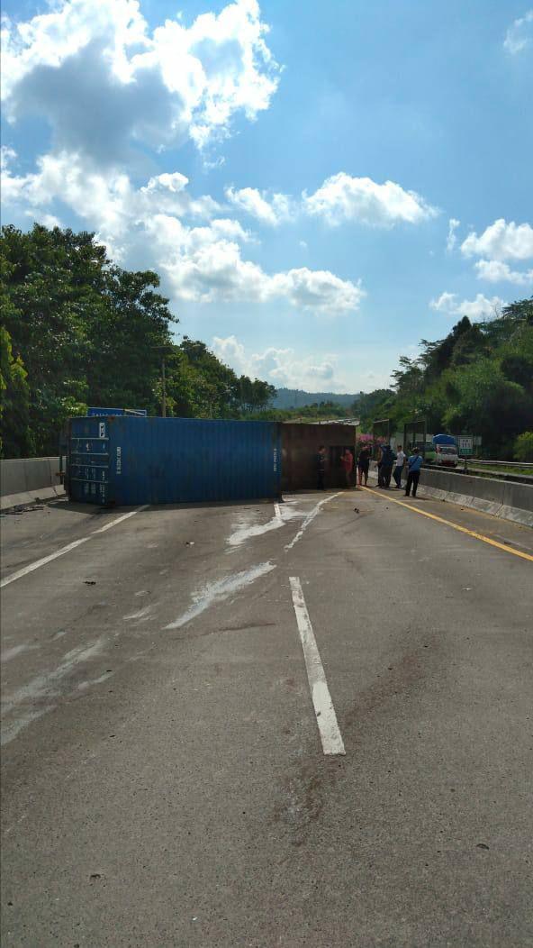 Truk Kontainer Terguling di Tol Cipularang Arah Jakarta