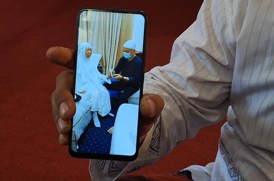 Anak alamarhum Aris Dwi Susanto saat menunjukkan foto ibunya. IDN Times/ Riyanto.
