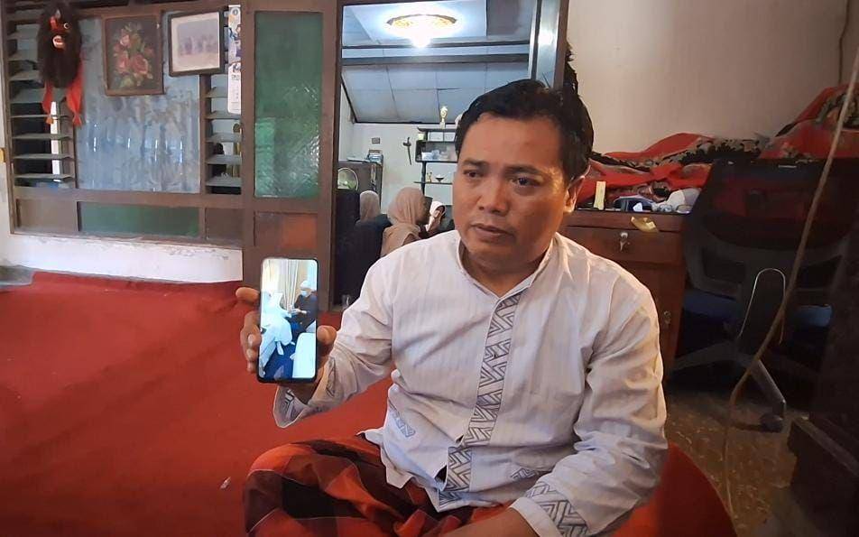 Anak alamarhum Aris Dwi Susanto saat menunjukkan foto ibunya. IDN Times/ Riyanto.