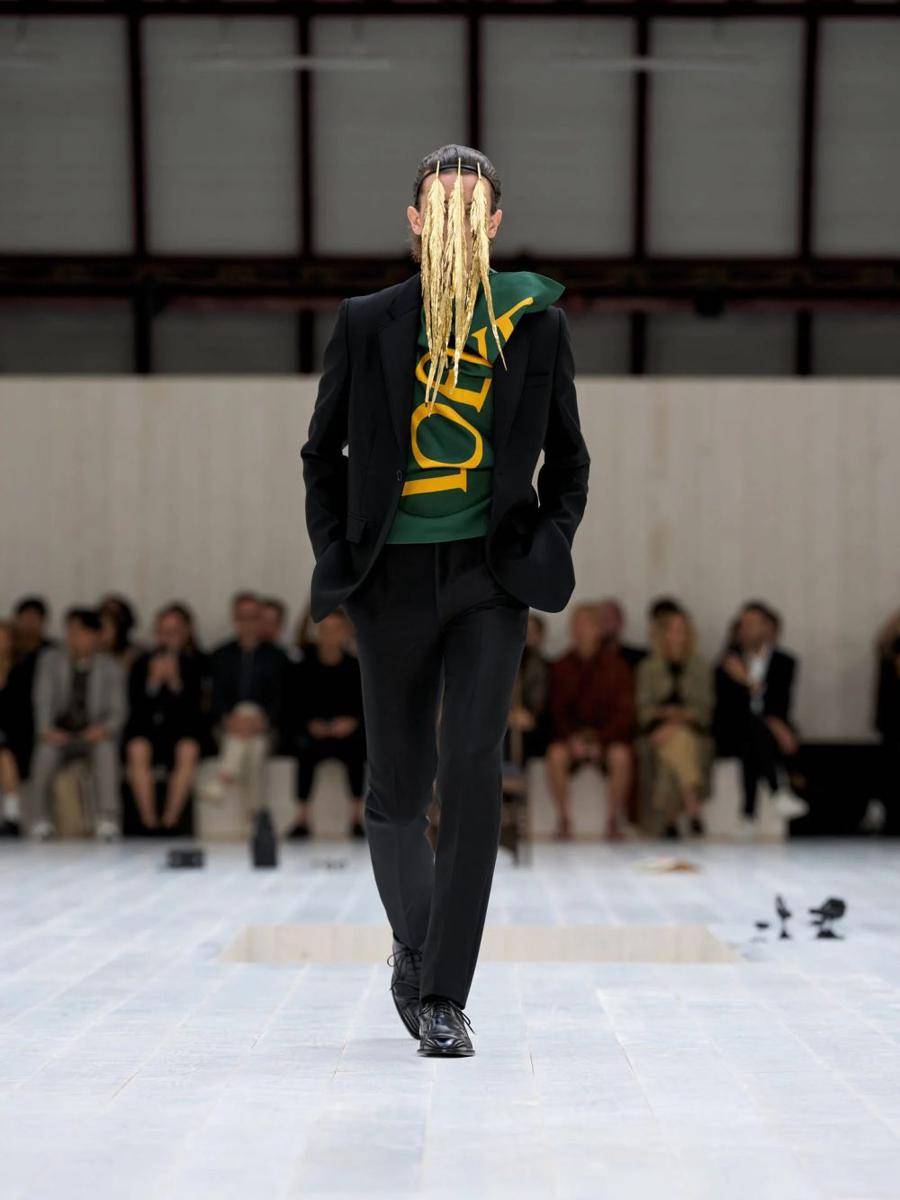 LOEWE S/S '25 di Paris Fashion Week Menswear 2024 (dok. Loewe)