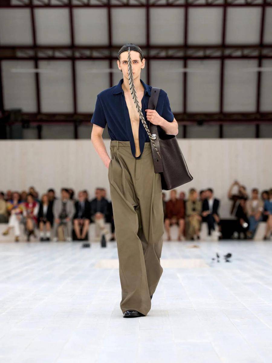 LOEWE S/S '25 di Paris Fashion Week Menswear 2024 (dok. Loewe)