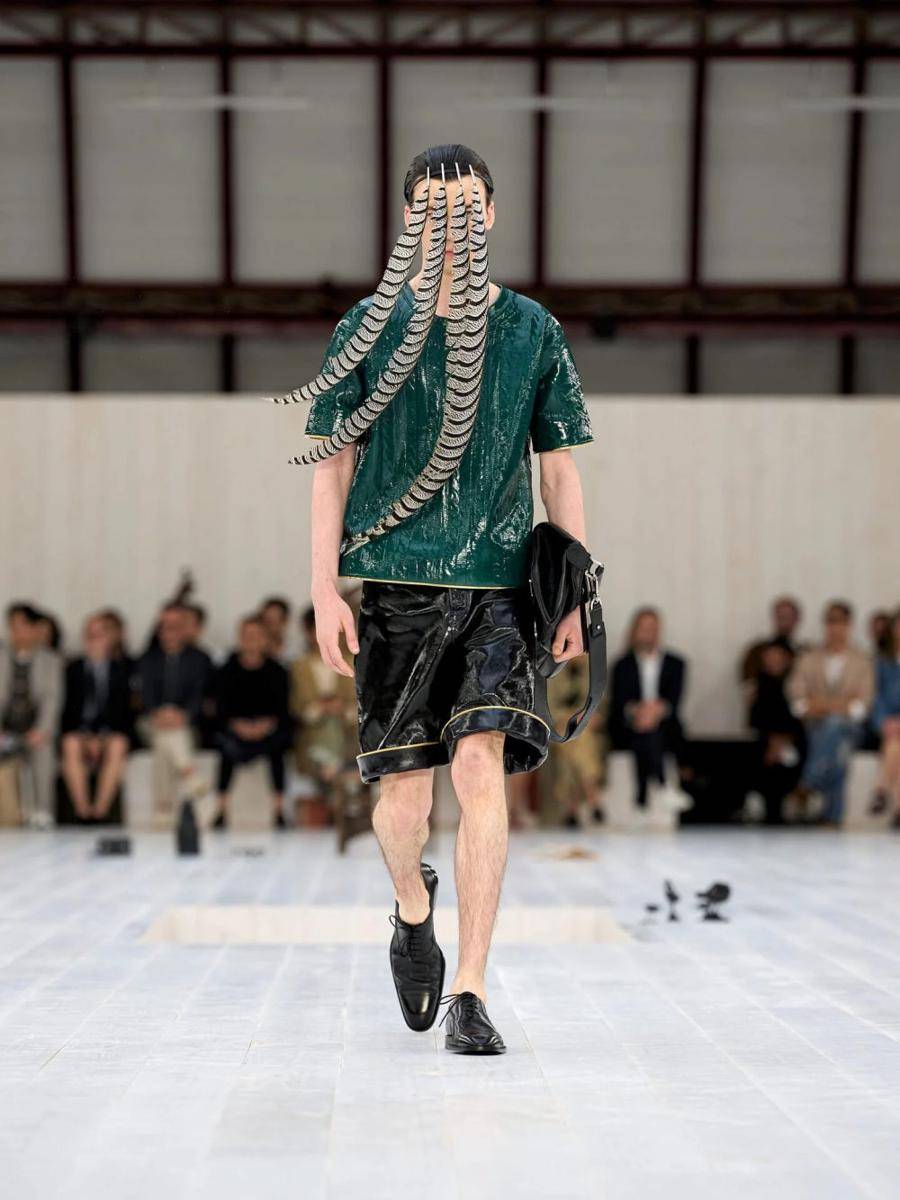 LOEWE S/S '25 di Paris Fashion Week Menswear 2024 (dok. Loewe)