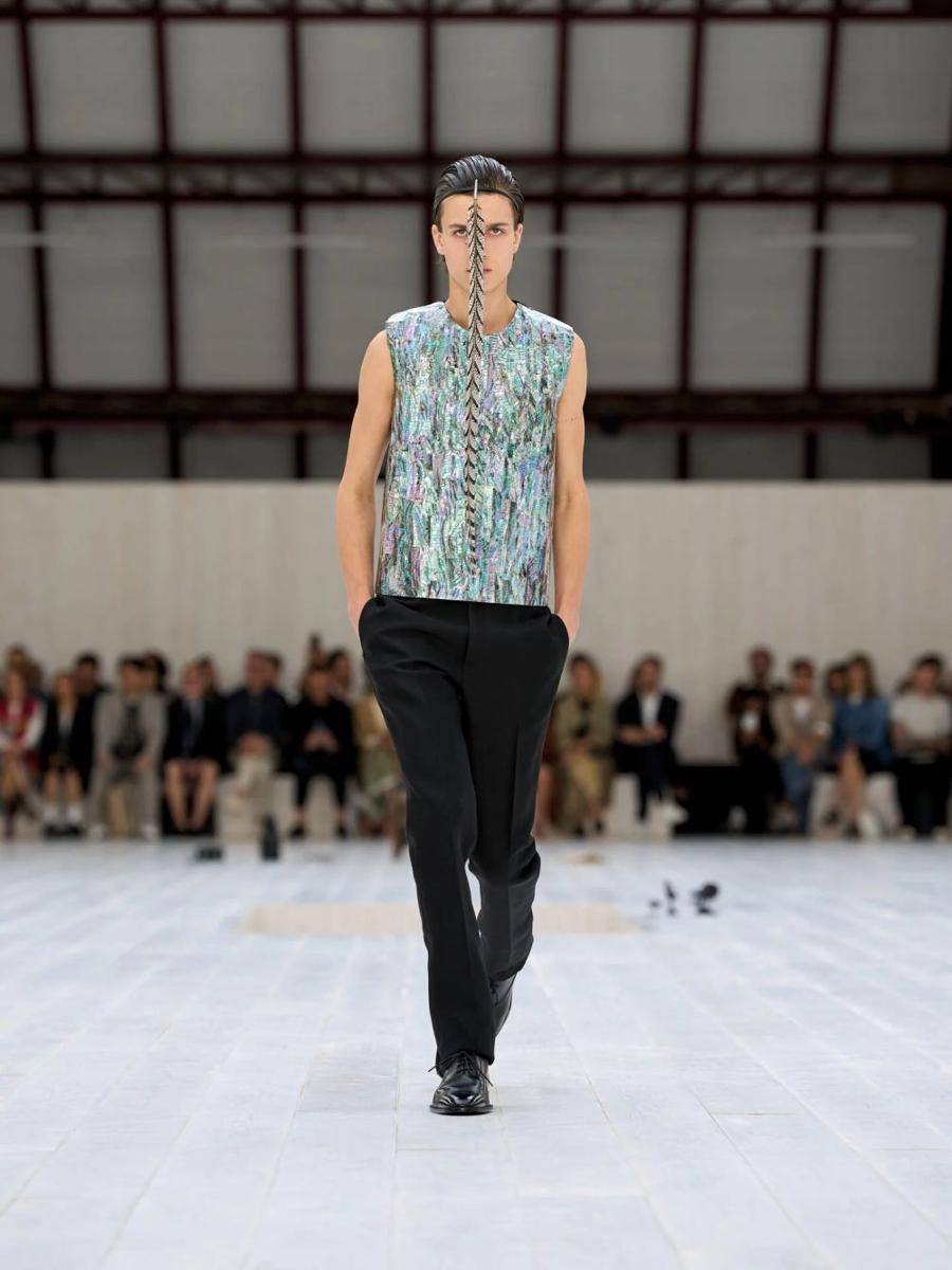 LOEWE S/S '25 di Paris Fashion Week Menswear 2024 (dok. Loewe)