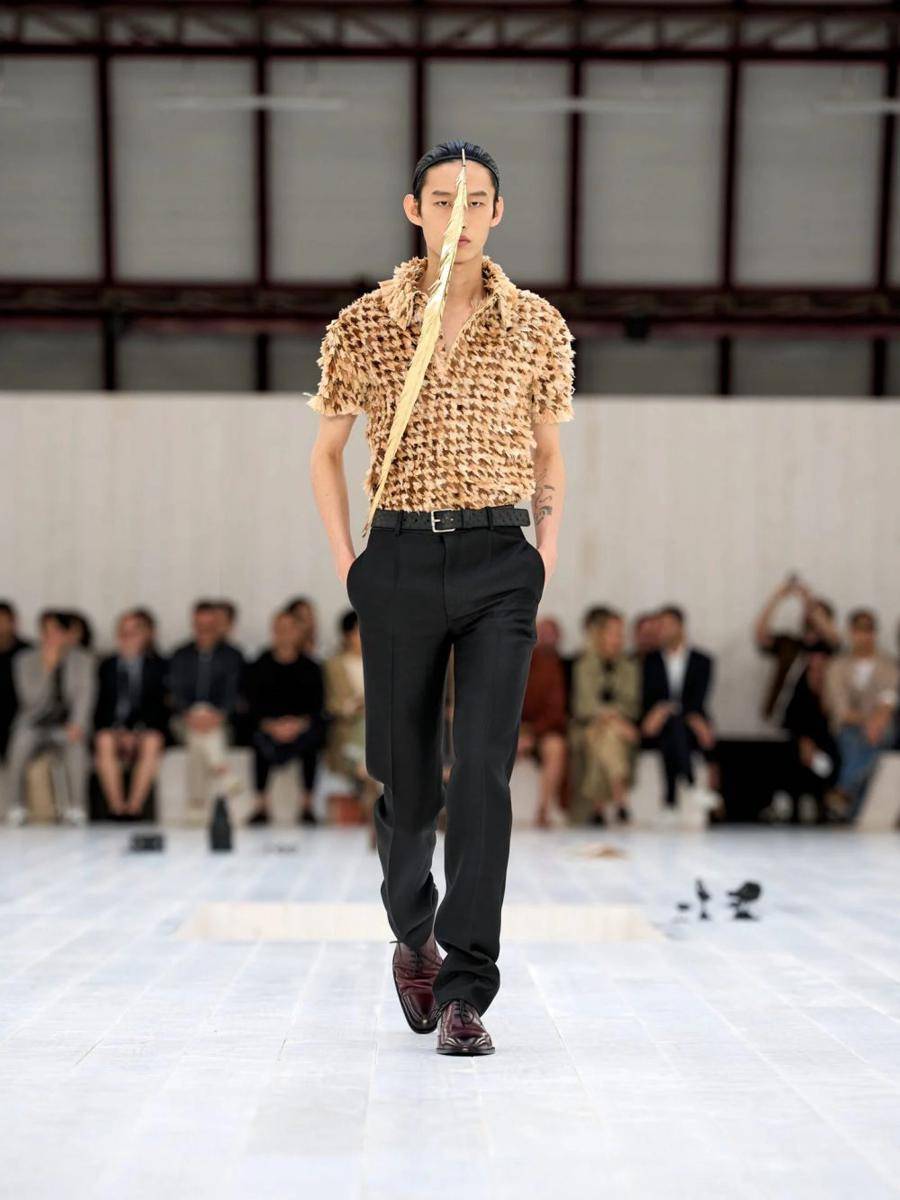 LOEWE S/S '25 di Paris Fashion Week Menswear 2024 (dok. Loewe)