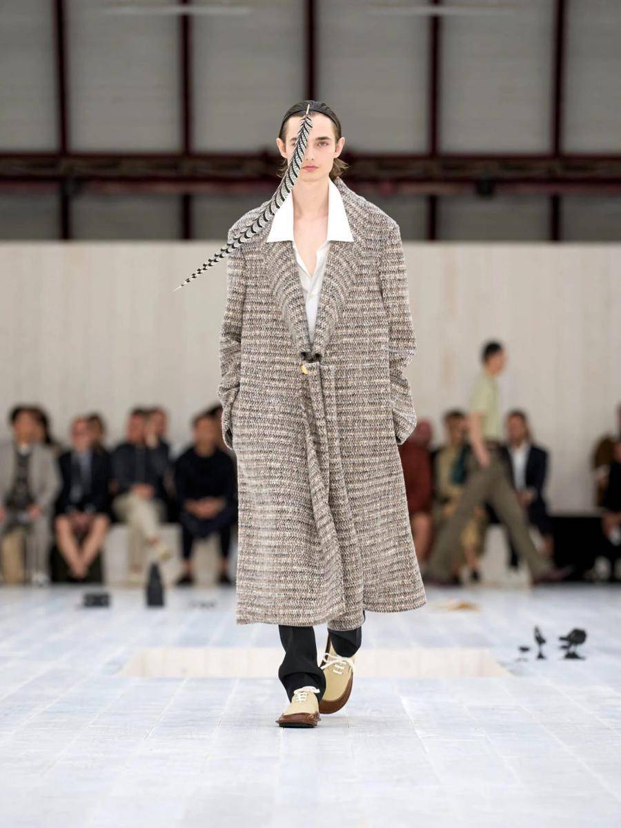 LOEWE S/S '25 di Paris Fashion Week Menswear 2024 (dok. Loewe)