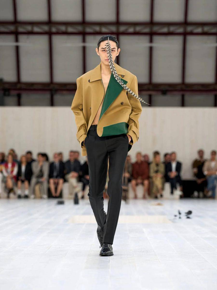 LOEWE S/S '25 di Paris Fashion Week Menswear 2024 (dok. Loewe)