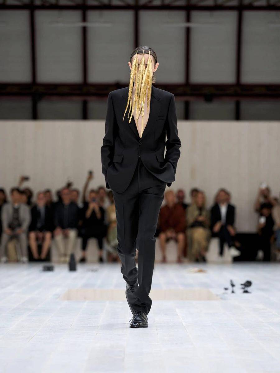 LOEWE S/S '25 di Paris Fashion Week Menswear 2024 (dok. Loewe)