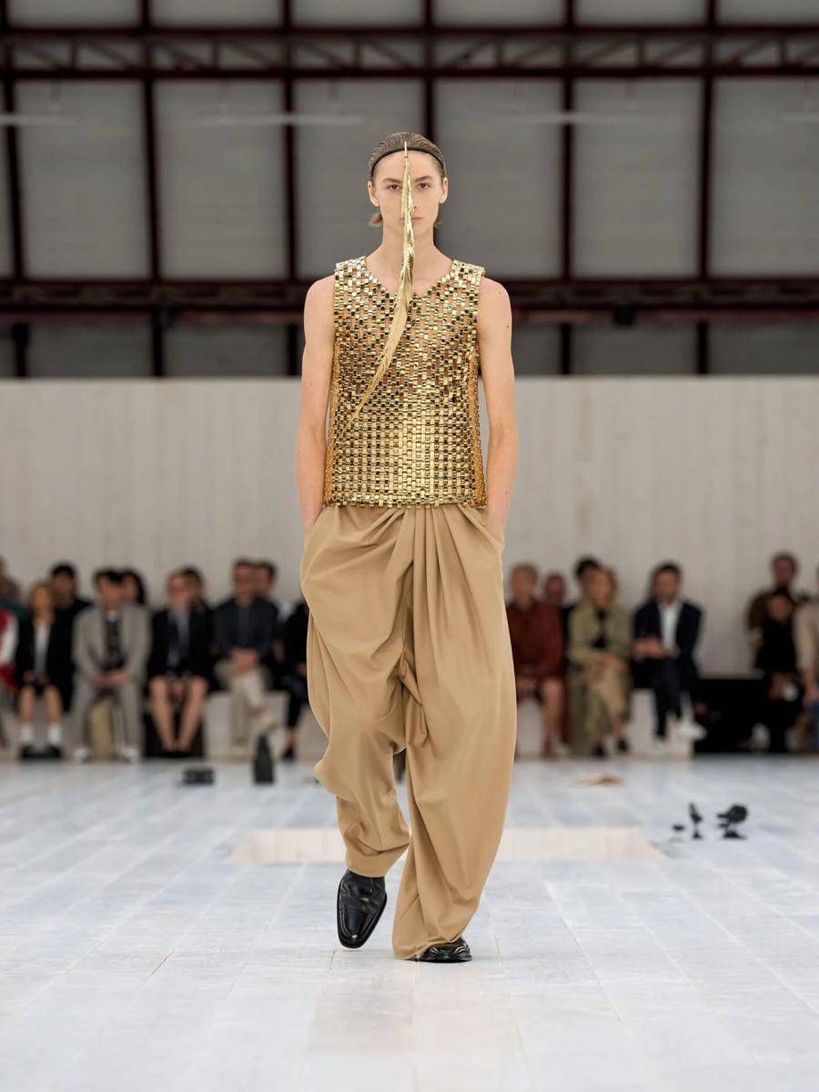 LOEWE S/S '25 di Paris Fashion Week Menswear 2024 (dok. Loewe)