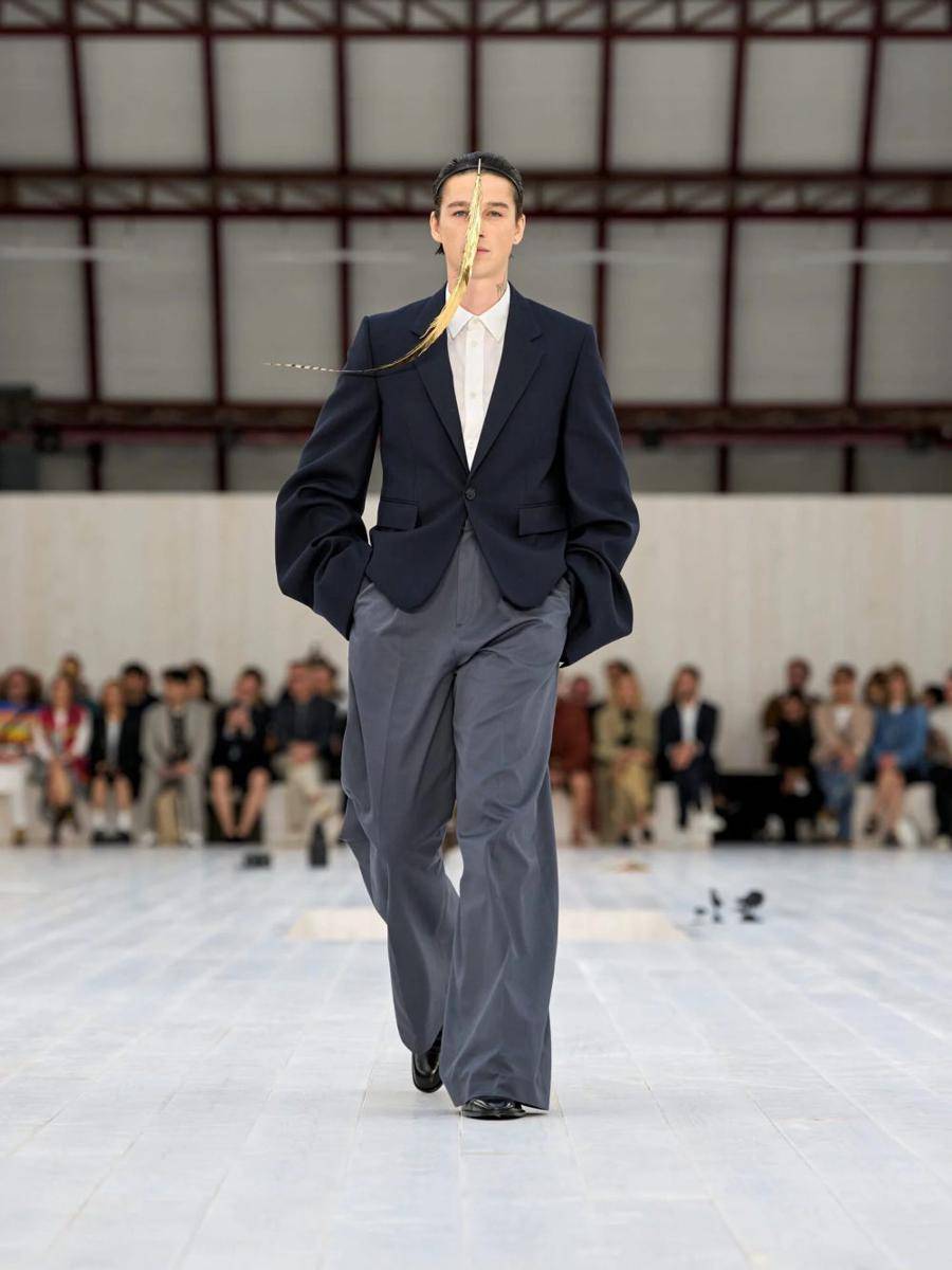 LOEWE S/S '25 di Paris Fashion Week Menswear 2024 (dok. Loewe)