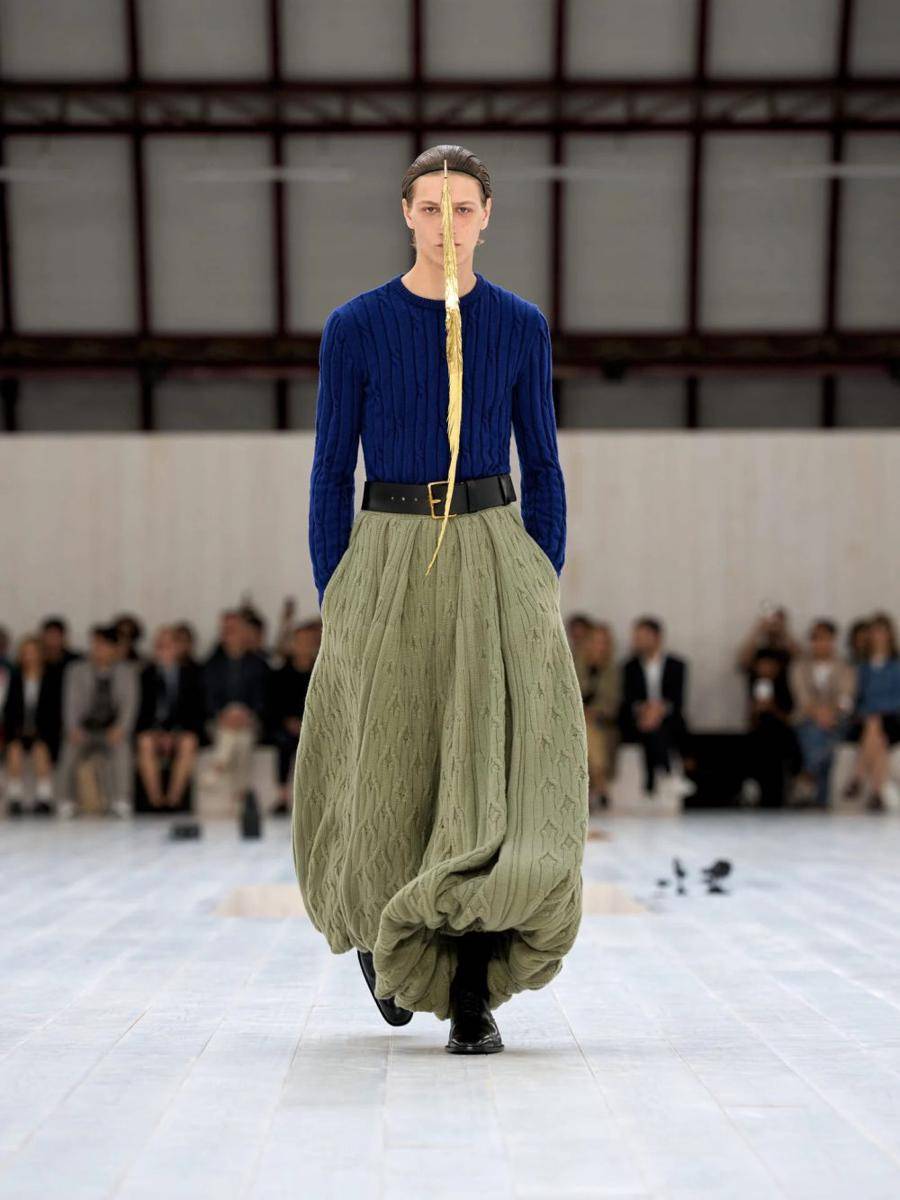 LOEWE S/S '25 di Paris Fashion Week Menswear 2024 (dok. Loewe)