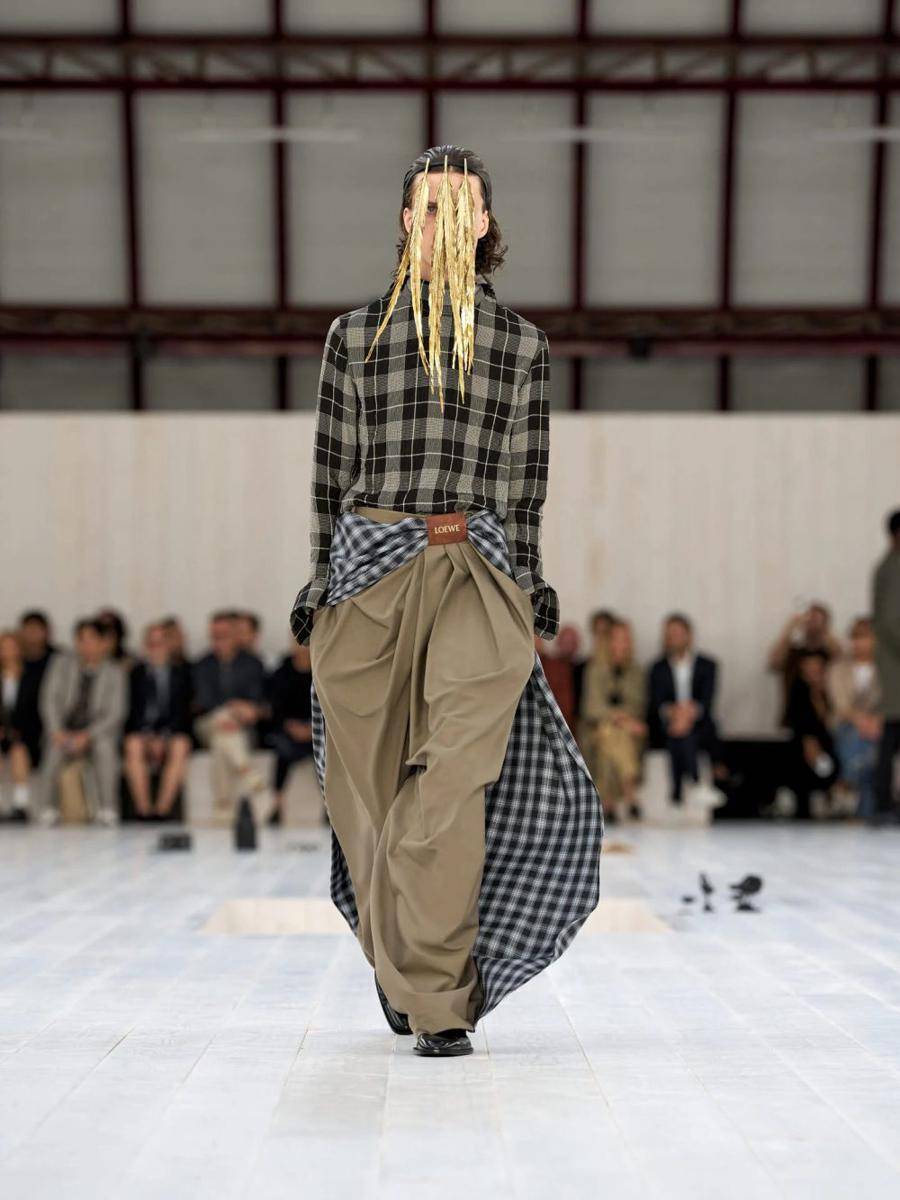 LOEWE S/S '25 di Paris Fashion Week Menswear 2024 (dok. Loewe)