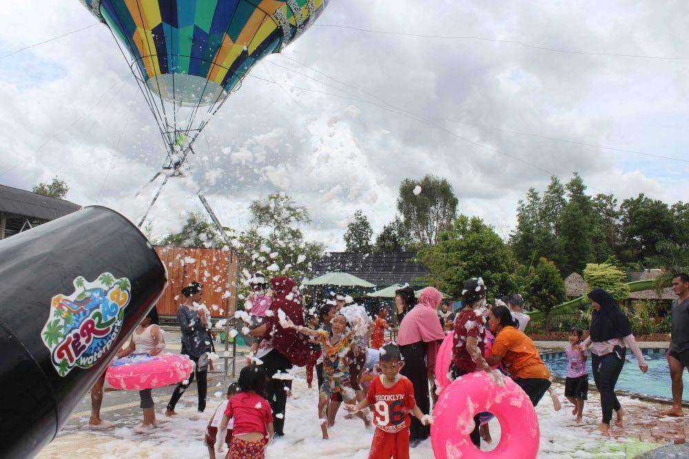 potret pengunjung sedang bermain busa di Teraaz WWaterpark (google.com/maps/Terraz Waterpark)