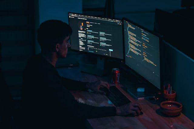 Ilustrasi seorang pria belajar skill programmer (unsplash.com/Mohammad Rahmani)